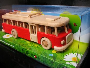 Hračky červený drevený autobus