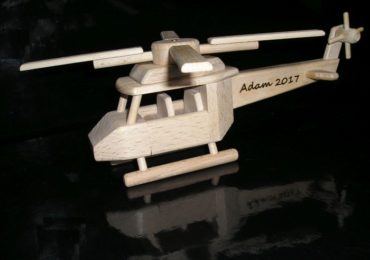 Vrtuľník pre pilota vrtulníku na stojančeku | drevené darčeky dárky a hračky