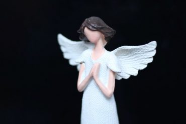 Biely anjel ochranca. Anjelik darček pre manželku, ženu.