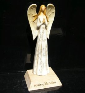 Soška anjela na podstavci | anjel darček