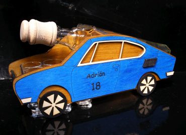 Darček fľaša na alkohol modrá Škoda 110 R, erko, auto pre vodiča