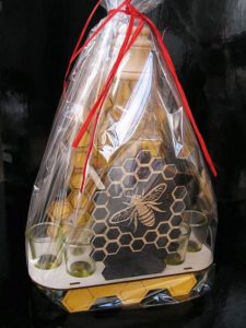 Darček pre včelárov | darčekový kôš, fľaša na medovinu