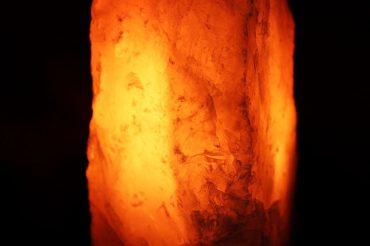 Svietnik elektricky, lampa, ruženín kamen minerál